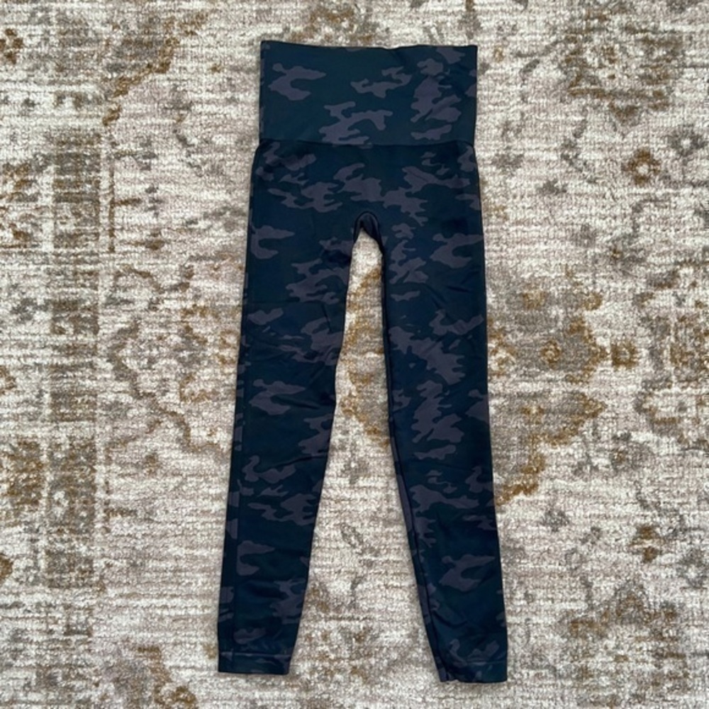 SPANX Look At Me Now Seamless Cropped Camo Athletic Leisure Leggings - Picture 7 of 8